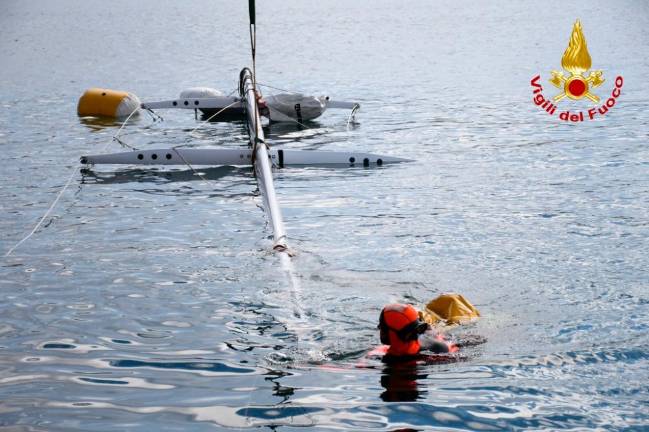 Z dna morja odstranili 30-metrski jambor tekmovalca Barcolane (foto)