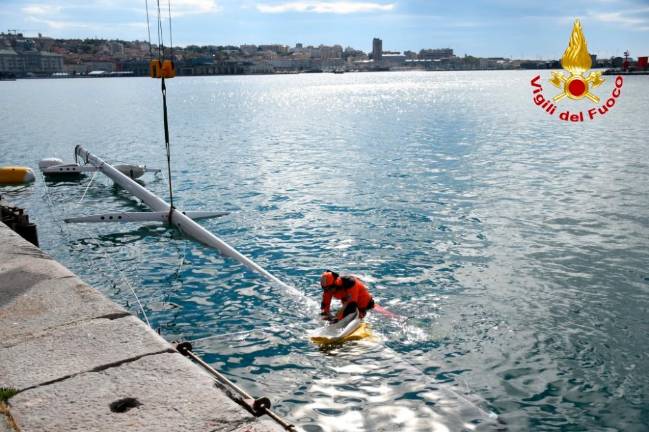 Z dna morja odstranili 30-metrski jambor tekmovalca Barcolane (foto)