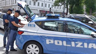 Policisti so ubežnika odvedli v koronejski zapor (fotografija je simbolična)