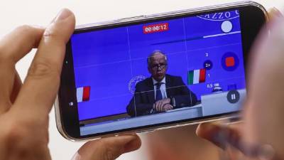 Italijanski notran ji minister Matteo Piantedosi na zaslonu pametnega telefona (ANSA)