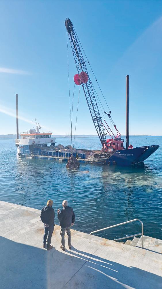 Pred barkovljansko riviero utrjujejo valobran
