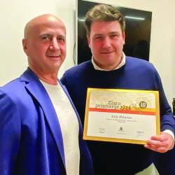 Uspeh Erik Petaros (desno) z dolinskim odbornikom Paolom Paolettijem