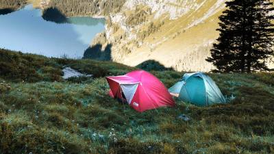 Občine na območju Julijskih Alp in Posočja pred začetkom turistične sezone zvišujejo globe za nedovoljeno kampiranje, fotografija je simbolična (PIXABAY)
