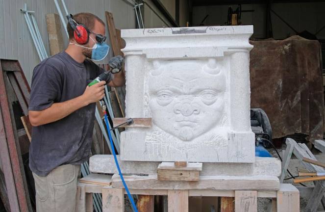 Mladi umetniki klesali nabrežinski kamen