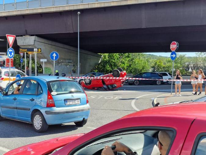 $!Avtomobil je pristal na strehi (FOTODAMJ@N)