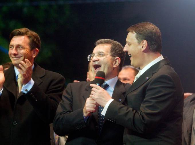 ﻿Predsednik Državnega zbora Borut Pahor, predsednik Evropske komisije Romano Prodi ter predsednik vlade Anton Rop odštevajo do uradnega pristopa Slovenije k Evropski uniji. <i>Foto: F.A. BOBO d.o.o. </i>