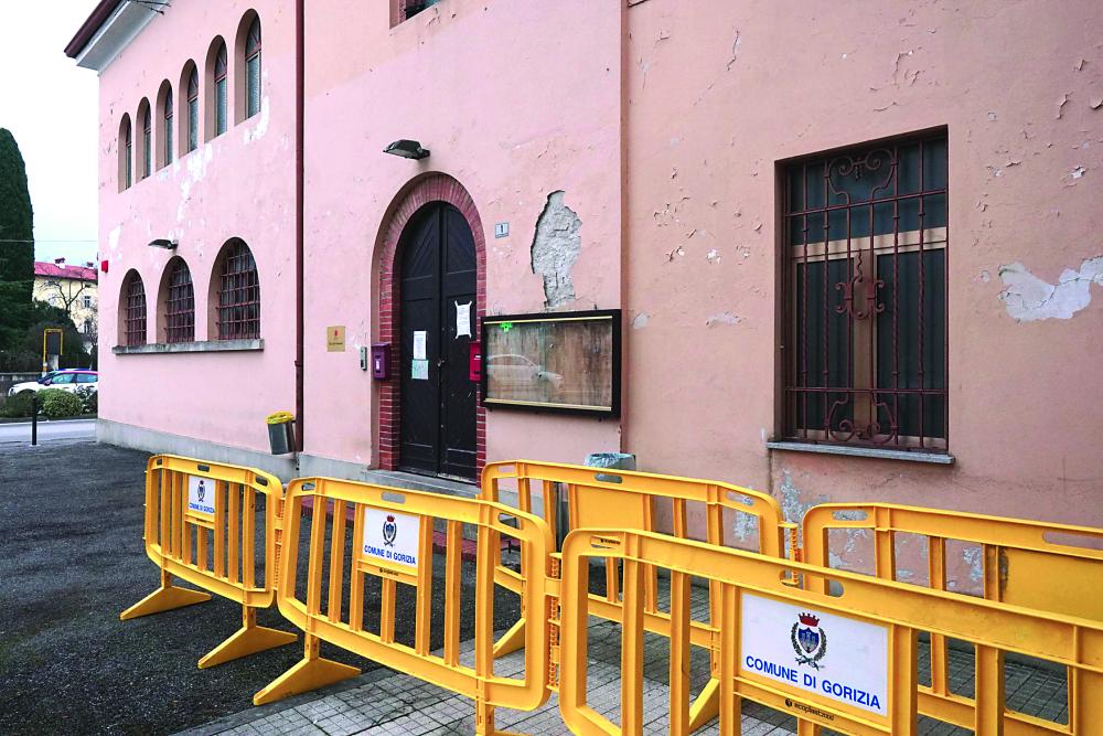 Sprejemna središča v Gorici spet pokajo po šivih