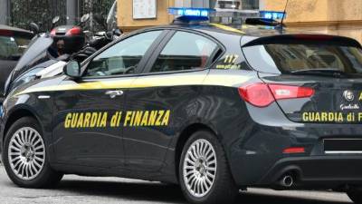 Miljska županja Laura Marzi in tržaški pokrajinski poveljnik finančne policije Michele Pallini sta včeraj podpisala sporazum, s katerim sta začrtala pot strožjih kontrol na področju socialnih nadomestil in davkov v vseh petih okoliških občinah na Tržaškem (ARHIV)