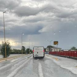 Toča na cestišču v kraju San Donà di Piave (FOTO A.M.)
