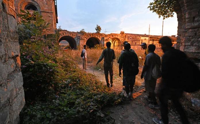 V kanduali spijo med kupi smeti