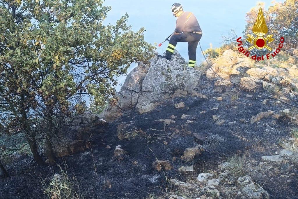 Po požaru ob Napoleonski cesti nadzirajo pogorišče