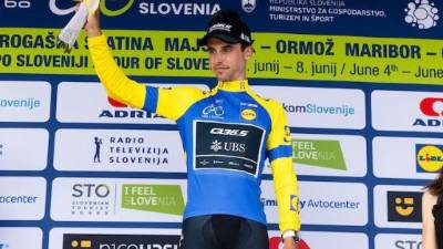 Fabio Christen je po včerajšnji uvodni etapi oblekel modro majico za najboljšega na gorskih ciljih (FB/TOUR OF SLOVENIA/SPORTIDA)
