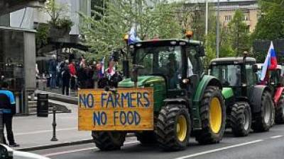 Nekateri so se na protest odpeljali s traktorji (TWITTER)