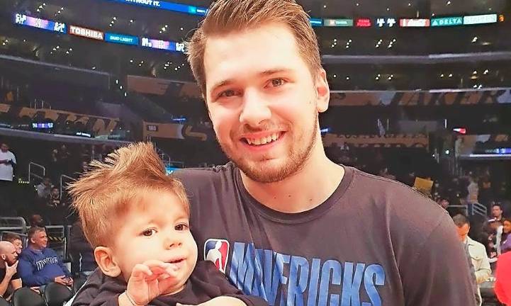 Luka Dončić vzel v naročje malega Krisa