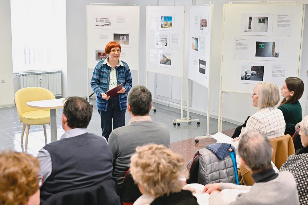 Ženskih imen na uličnih tablah le med enim in tremi odstotki