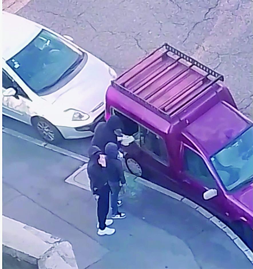 Med Pončano in Svetim Jakobom straši skupina dečkov