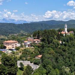 Nekdanja osnovna šola se nahaja le streljaj od glavnega vaškega trga (TIBALDI)
