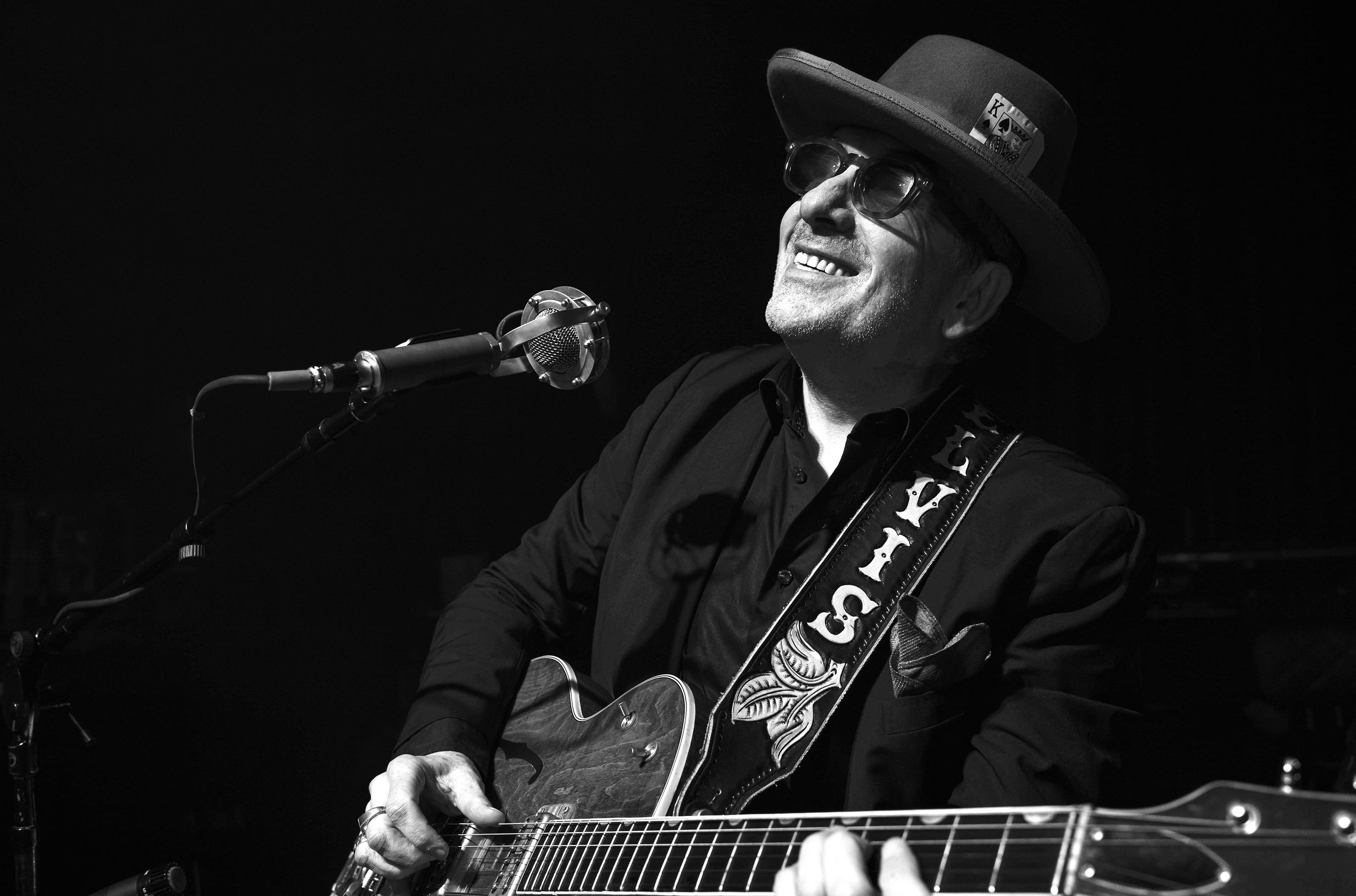 Pri Belopeških jezerih bo pel tudi Elvis Costello