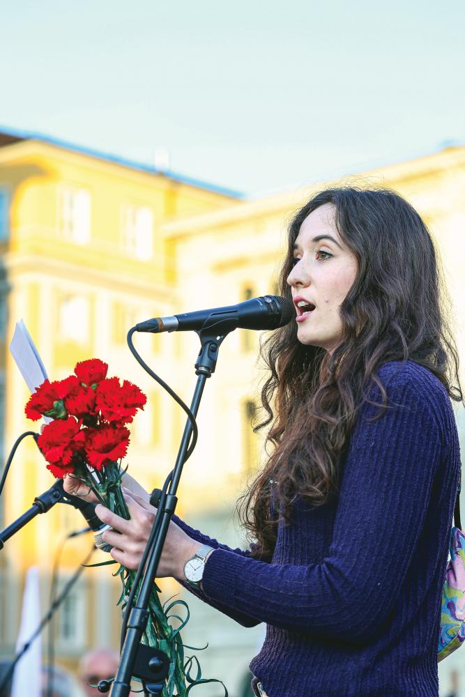 Na ulicah praznovala množica ljudi