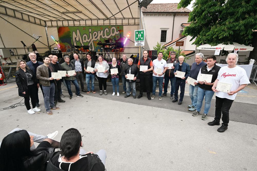 Nagradili najboljša vina in olja, nocoj dvigovanje maja