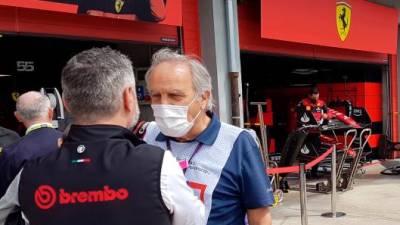 Giorgio Piola pred Ferrarijevem boksom v Imoli (EP)