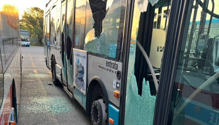 Vandali razbili več šip avtobusov v remizi