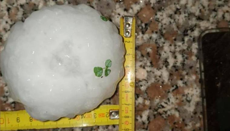 Ob močnih nevihtah v FJK padala do 10 centimetrov debela toča