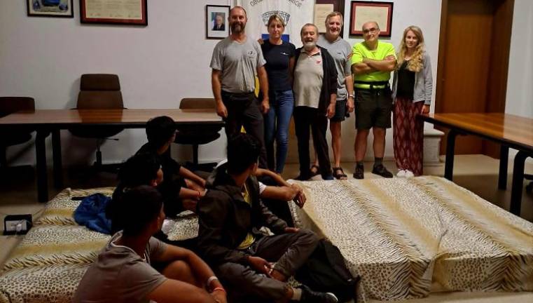 Pet mladoletnih migrantov bo prespalo v dvorani občinskega sveta