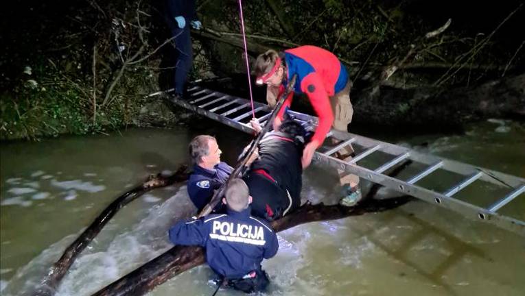 V dolini Dragonje iz reke rešili mamo, pogrešajo 10-letno deklico