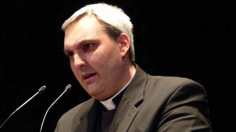 Umrl je duhovnik Alessio Stasi