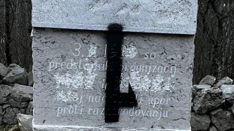 Pri Padričah so oskrunili spomenik TIGR