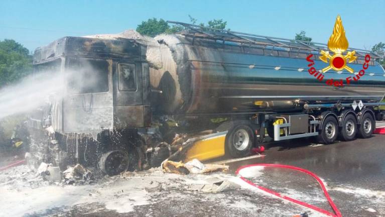 Na avtocestnem priključku pri Zgoniku zgorel tovornjak cisterna (foto)