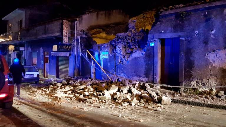 Etna povzroča potrese in škodo, manjši sunek tudi v Sloveniji