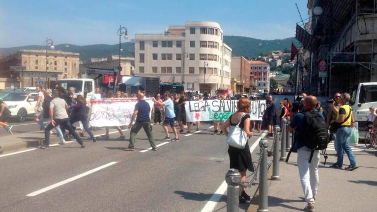 Vrstijo se protesti proti Salviniju in zaprtju meja (video)
