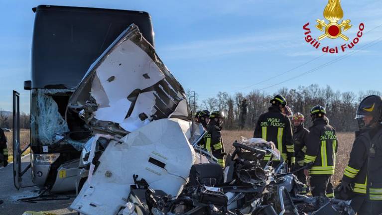 V Maniagu voznik trčil v avtobus in umrl