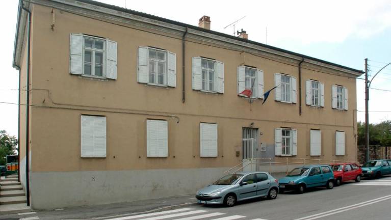 Pred šolo avtomobil podrl dijakinjo