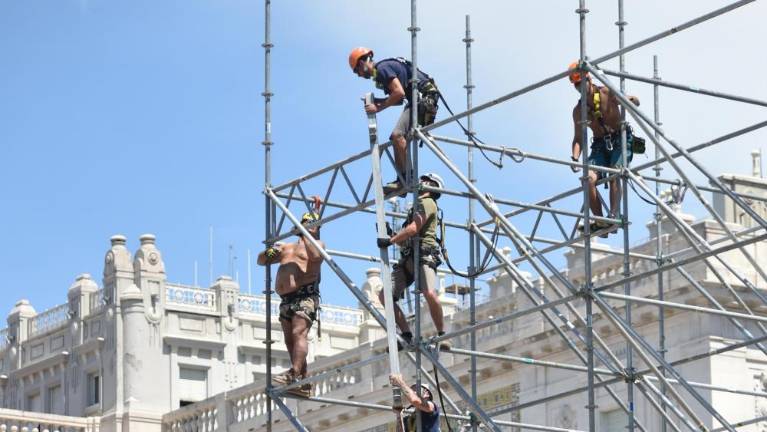 V svetu dela so problem nizke plače in številne odpovedi