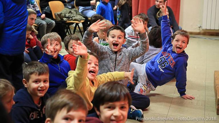 Otroke je obiskal Miklavž