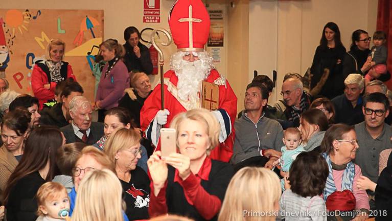 Otroke je obiskal Miklavž