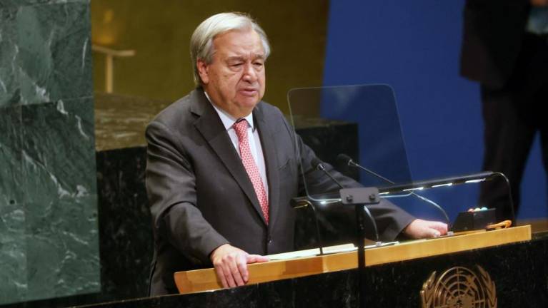 Eni iščejo pot do miru, drugi do lastnih ciljev