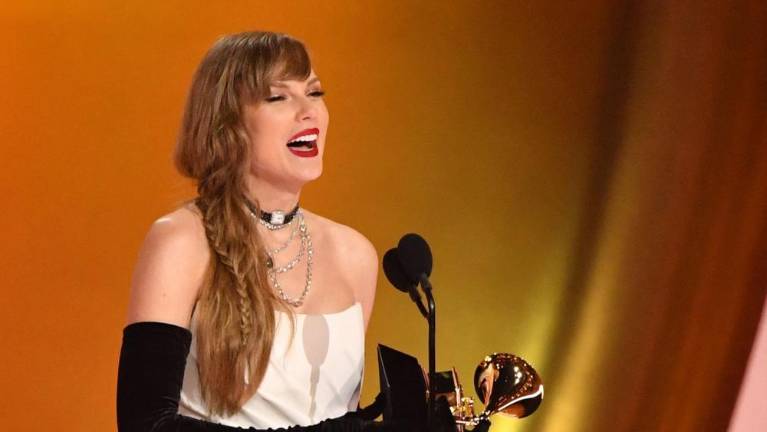 Taylor Swift podrla rekord na podelitvi grammyjev