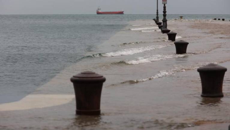 Zaradi visokega plimovanja Milje pod vodo