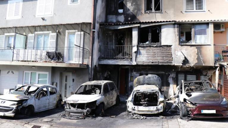 Podtaknil požar ter uničil več motornih vozil in poškodoval stanovanja