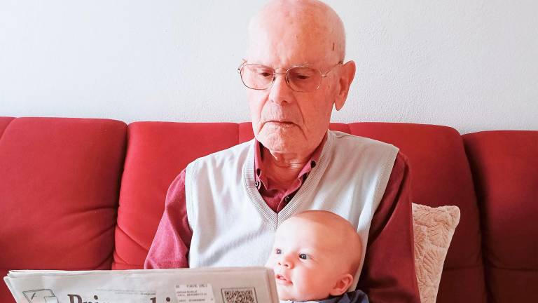 Po Semoličevem prazniku najstarejši in najmlajši član Jordan in Kijan bereta Primorski dnevnik <i>(Ivan Semolič)</i>