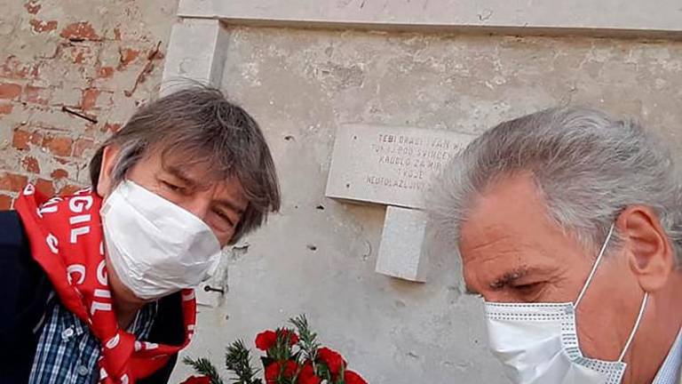 Spoštljiv poklon padlim ob 25. aprilu