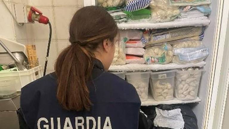 Obalna straža tudi pred prazniki skrbi za varnost ribjih jedi