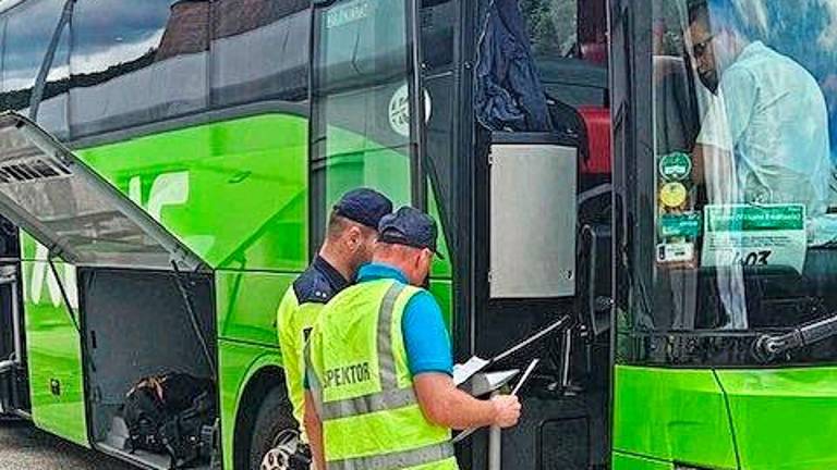 Avtobusa vozila z napako na zavorah in na krmilnem mehanizmu