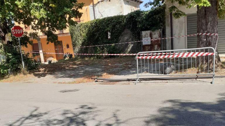 Med divjo vožnjo z ukradenim avtomobilom zbil drog v Gabrjah