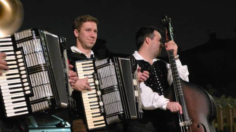 Avseniki navdušili sredi Sovodenj