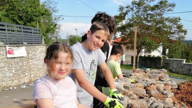 Mladi z obeh strani meje popravljali kraški suhi zid